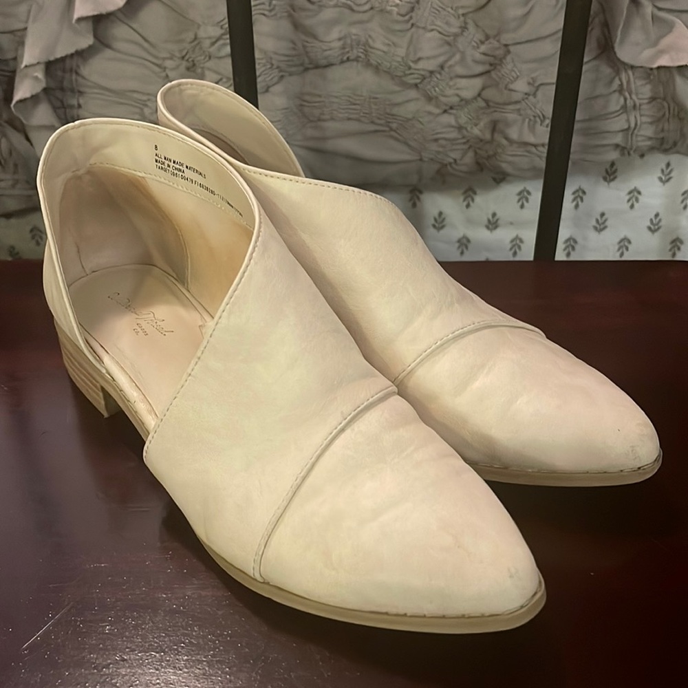 Universal thread cutout booties